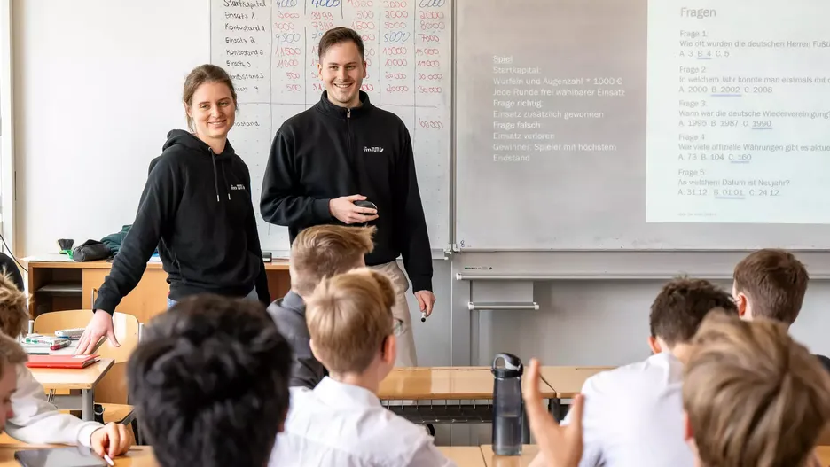 Students teach pupils how to handle money responsibly in the "Because we care" workshop