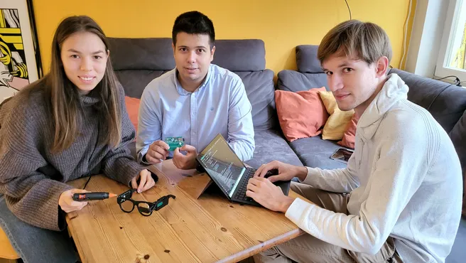 Paula Ruhwandl, Dragan Rašeta und Daniel Martin tüfteln an ihrem Projekt Sonovision.