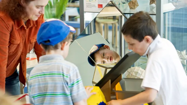 Mitarbeiterin Vanessa Landgraf mit Schulkindern beim Besuch des ix-Quadrats.