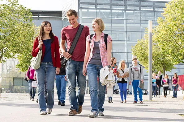 Studenten vor dem Mathematik-Gebäude