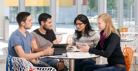 Studierende lernen in Lerngruppen