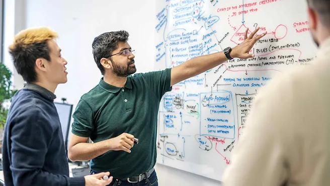 Studierende am White Board bei der 1000+ Projekt-Woche