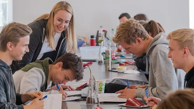 Studierende der TUM beim gemeinsamen Arbeiten