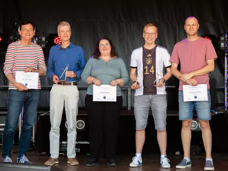 Awarded with the Golden Compass: Lecturers of Mathematics Prof. Rudi Zagst, Prof. Gregor Kemper, Dr. Diana Conache, Dr. Fabian Reimers, Prof. Stefan Weltge (from left), Photo: David Bonello / Student Council MPIC) 