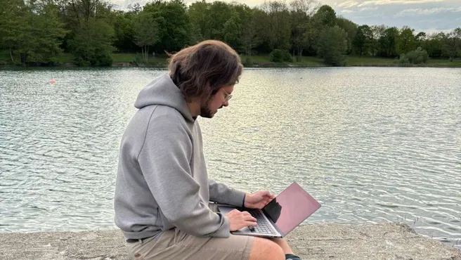 TUM doctoral student Felix T. J. Dietrich outside at the computer