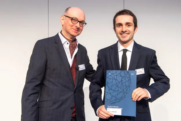 Prof. Folkmar Bornemann, Dean of the Department of Mathematics, and Johannes Bäumler (from left) at the graduation ceremony 2019.