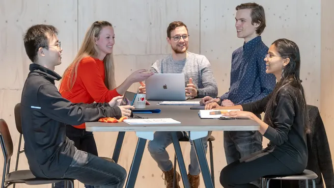 TUM Studierende unterhalten sich am Tisch