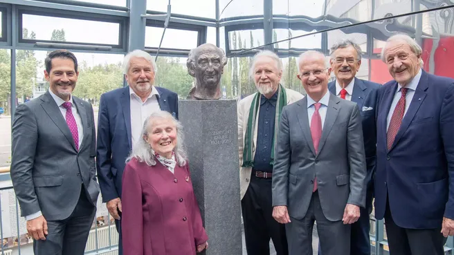 Friedrich L. Bauer's bust was unveiled by TUM President Prof. Thomas F. Hofmann, informatics scientist Prof. Manfred Broy, Friedrich L. Bauer's widow Hildegard Bauer, sculptor Ubbo Enninga, donor Ernst Denert, TUM President Emeritus Prof. Wolfgang A. Herrmann and Prof. Markus Schwaiger, President of the Bavarian Academy of Sciences and Humanities.