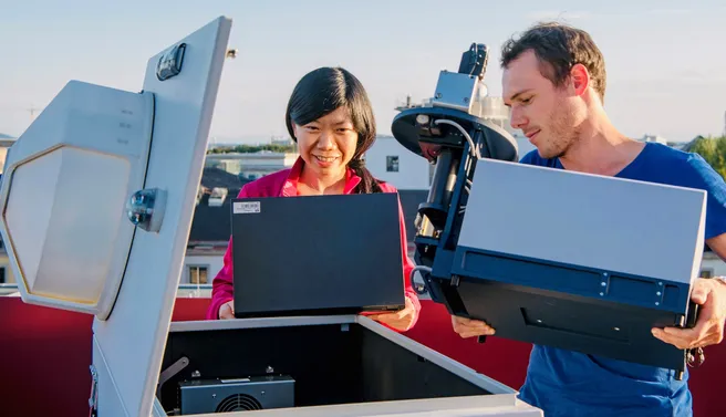 Jia Chen und Florian Dietrich bei der Arbeit an einem ihrer Sensoren