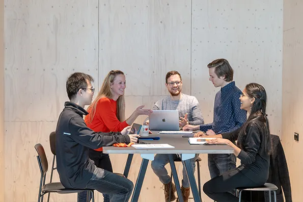 Studierende im Foyer des Neubaus Elektrotechnik und Informationstechnik