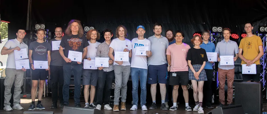 Winners of the TechInf Awards and student representatives: Fariz Huseynli, Adrian Riedl, Dr. Philipp Fent, Prof. Cartsen Trinitis, Jakob Schäffeler, Tom Peham, Dominic Prinz, Prof. Robert Wille, Nils Harmsen, Robin Marchart, Kento Grüner, Céline Bass, Prof, Thomas Neumann, Prof. Matthias Althoff, Tobias Ladner. 