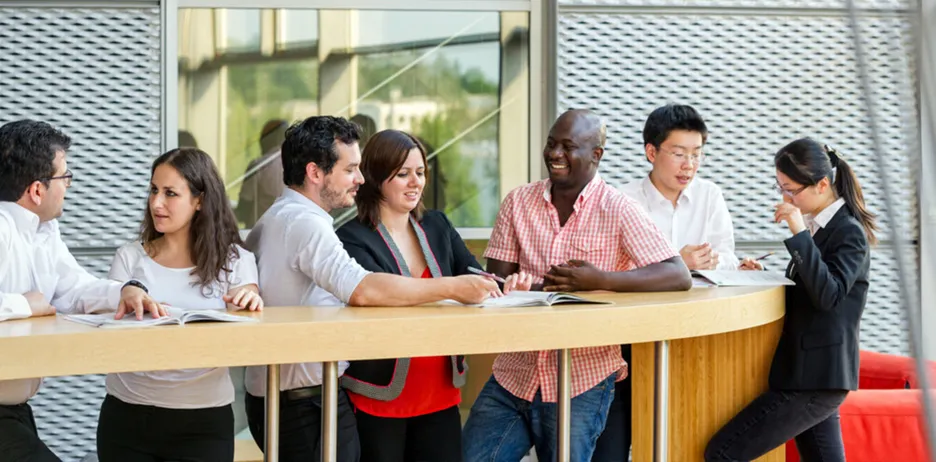 Internationale Mitarbeitende, Gastwissenschaftler:innen und Doktorand:innen in der Lobby des Institute for Advanced Studys