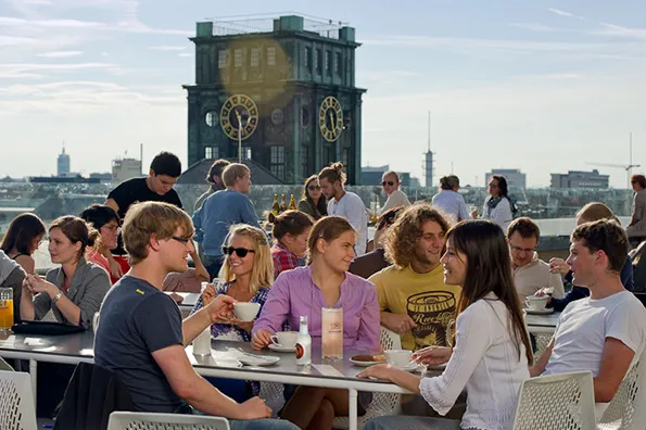 Studierende auf der Terrasse des Vorhölzer Forums