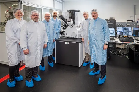 Michaela Schleuder, Andreas Werner, Gert Hechtfischer, Christian Pinta, Holger Schötz, Christian Leicher from Rohde & Schwarz in the clean room