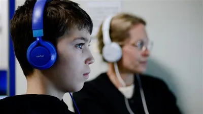 Niko is learning maths at Wulfen Comprehensive School, which is supported by eye tracking and AI. In the background: teacher Vanessa Trabert